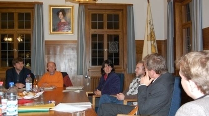 Die Grünen Markus Rösler, Bernd Murschel und Gisela Splett (hinten von links) haben eine Menge mit den Bürgermeistern Markus Ewa