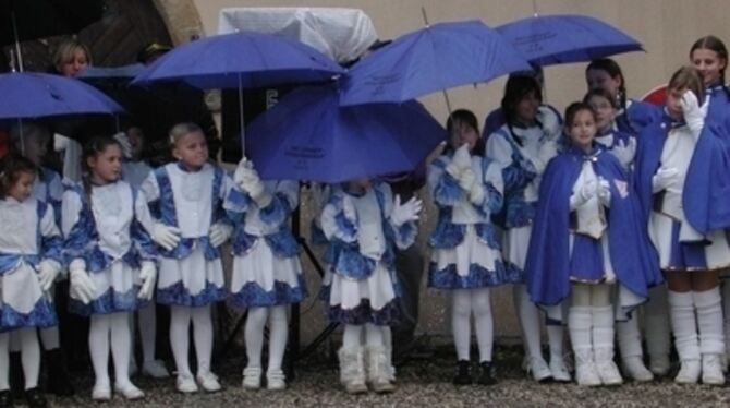 Auch die Mitglieder der &raquo;blauen Zwergengarde&laquo; trotzten Wind und Wetter. FOTO: RÖTHEMEYER