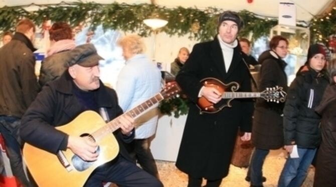 Martini-Markt am Schloss Lichtenstein: Der Auftakt mit der Gruppe Papirossa sorgt für wohlige Atmosphäre, verschiedene Ausstelle