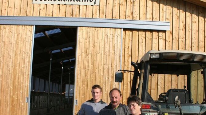 In viel Eigenleistung haben die Reins seit vergangenen November an der neuen Scheune am Ortsausgang gearbeitet. Zur Einweihung w