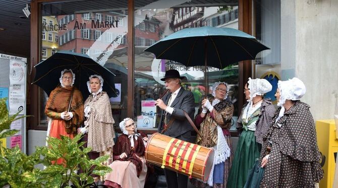 Beginn  im  Regen:  Die provençalische Gruppe Lei Farandoulaire Sextian spielte gestern zur Eröffnung auf dem Tübinger Marktplat