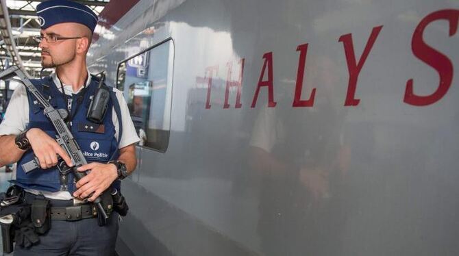 Ein Polizist Ende August neben einem Thalys-Zug in Brüssel. Foto: Stephanie Lecocq