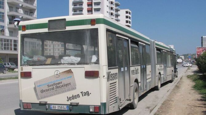 »Wissen was läuft« – ein frühere Reutlinger Gelenkbus samt GEA-Werbung leistet in Albaniens zweitgrößter Stadt Vlora immer noch