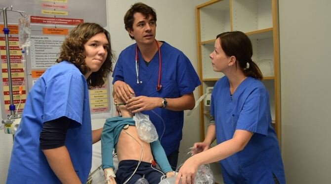 Das Team um Oberarzt und Anästhesist Oliver Heinzel übt den Ernstfall am Simulator. GEA-FOTO: IST