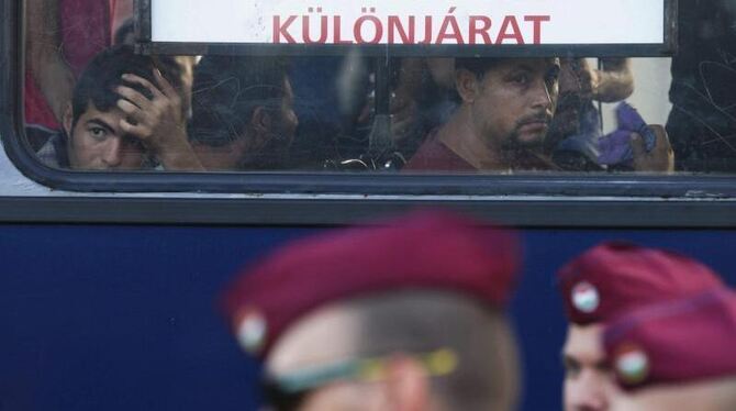 Sie werden hin- und hergeschoben: Migranten in einem ungarischen Bus an der Grenze zu Kroatien. Foto: Zoltan Balogh