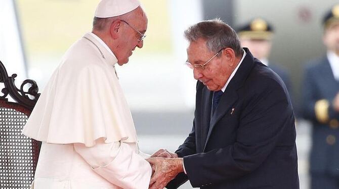 Begrüßung in Havanna: Papst Franziskus trifft den kubanischen Präsidenten Raul Castro. Foto: Tony Gentile