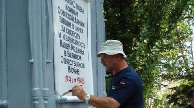 Günter Eissler führt die Feinarbeiten beim Anstrich eines Monuments in Chadyzensk in der Nähe von Apseronsk aus, wo eine Ruhestä