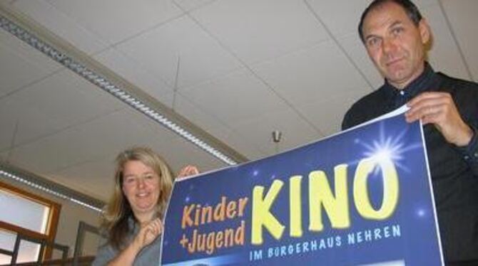 Gespannt auf die Premiere: Katrin Lauhoff und Herbert Carl mit dem Plakat vom Nehrener Kinder- und Jugendkino. GEA-FOTO: PP