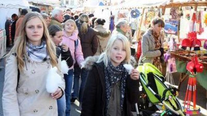 Tradition im Trochtelfingen: Der Martinimarkt zog gestern wieder jede Menge Besucher an.  FOTO: BAIER