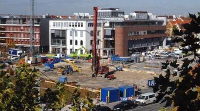 An der Ecke Seestraße/Am Echazufer haben die Gründungsarbeiten für das neue Parkhaus begonnen. Die Markthalle (im Hintergrund) w