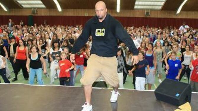 Massen-Bewegung: Hip-Hop-Star Detlef D! machte bei seinem Tanz-Workshop etwa tausend Teilnehmern Beine. FOTO: REISNER