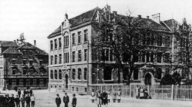 Das Mädchenschulhaus um 1904, dort wurde später die Bücherei untergebracht.  FOTO: PR