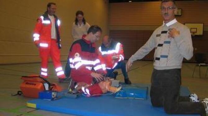 Schnelle und richtige Hilfe rettet Leben. Rüdiger Hartmann (rechts) kommentiert den Rettungseinsatz.  GEA-FOTO: GEIGER