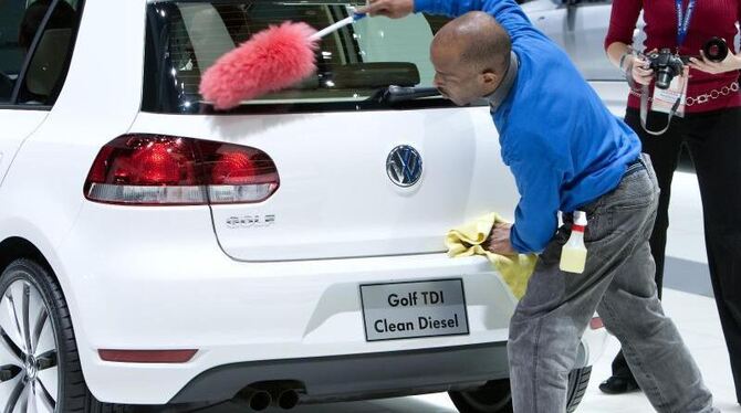 Ein Golf TDI Clean Diesel bei einer Autoschau in Detroit: Wie sauber ist er wirklich. Foto: Friso Gentsch/Archiv