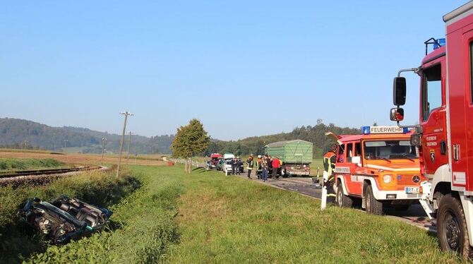 Der 30-Jährige BMW-Fahrer verlor die Kontrolle, und schleuderte frontal gegen einen entgegengekommenen Traktor mit Anhänger.