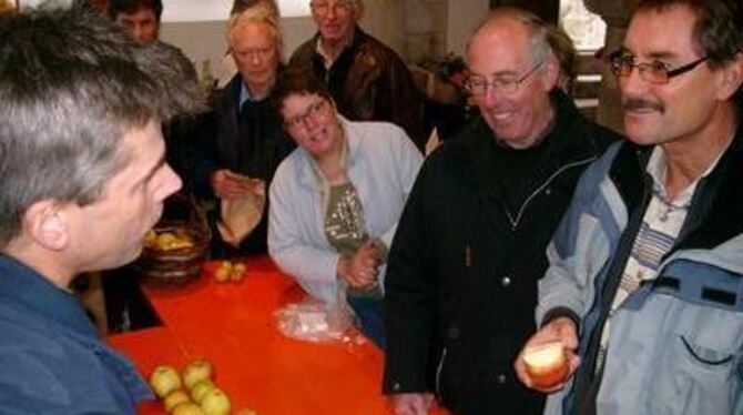 Drei Stunden lang drängten sich in der Kreis-Obstschau Frucht-Liebhaber am Tisch von Eckhart Fritz (links), um die Namen ihrer Ä