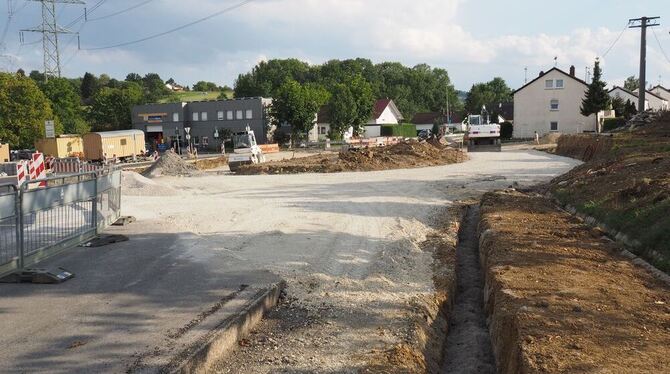 Das ovale Verkehrsrondell am Sondelfinger Nordportal gewinnt Kontur: Die Bauarbeiten schreiten zügig voran. FOTO: GEISEL