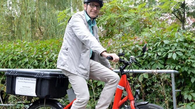 Ganzjährig aufs E-Bike gesetzt: Andreas Gammel kann beim Patientenbesuch auf zwei Rädern auch etwas für seine Fitness tun. FOTO: