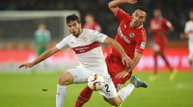 Nach einer Balleroberung von VfB-Neuzugang Emiliano Insua fiel das Stuttgarter 2:1 in Hannover. FOTO: WITTERS