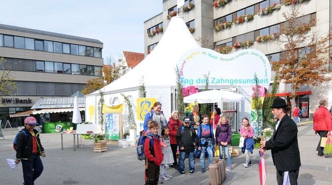 Stört auf dem Marktplatz: das Pagodenzelt für die Zahngesundheit. GEA-FOTO: MEYER