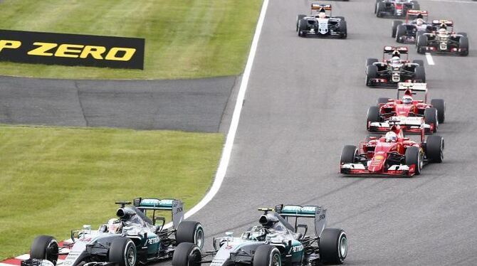 Lewis Hamilton (l) zieht direkt nach dem Start innen an Nico Rosberg vorbei. Foto: Diego Azubel