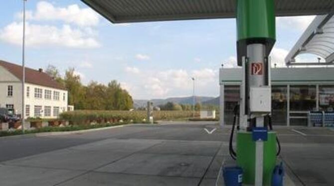 Braike-Wangen: Beim Auchtertknoten steht bereits eine Tankstelle, links ist die Firma Henning, dahinter soll jetzt unter anderem