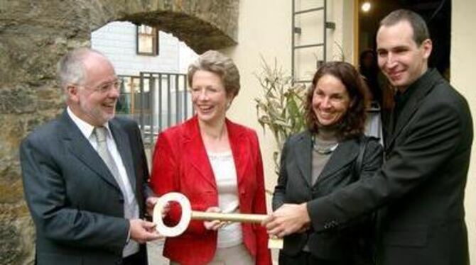 Schulleiter Reiner Linsenbolz, OB Barbara Bosch, Barbara Krämer vom Förderverein und Architekt Axel Walk mit dem symbolischen Sc