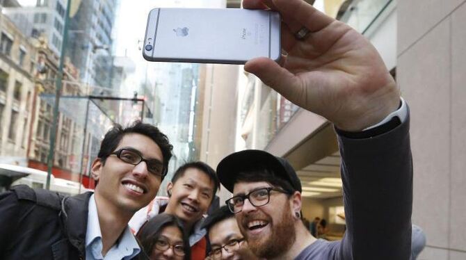 Freude vor dem Apple-Store in Sydney, Australien: Die neuen iPhone 6S und 6S Plus sehen äußerlich unverändert aus, bekamen ab