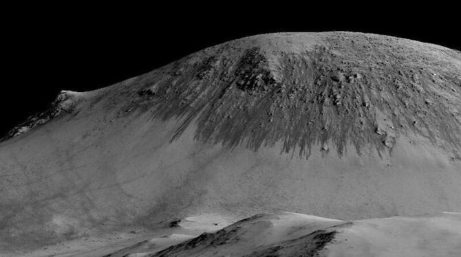 Die Forscher hatten auffällige Fließstrukturen untersucht, die sich im Sommer regelmäßig an manchen Steilhängen auf dem Mars