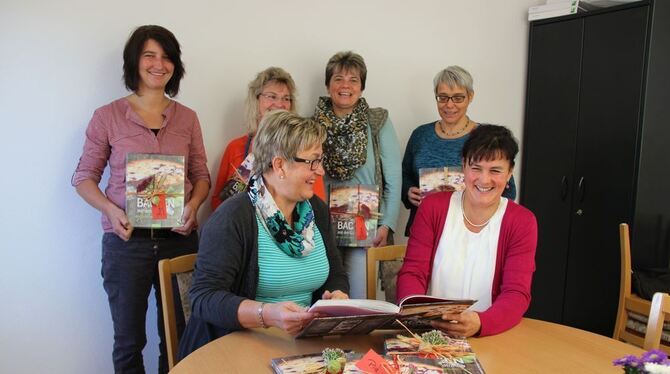 Herbstlich hübsch verpackt für die Bäckerinnen. Die Landfrauen präsentieren ihr Backbuch. Vorne Maria Knoll (links) und Pia Münc