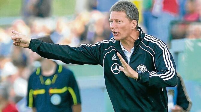 Auch einer, der nichts unversucht lässt, den Fußball zu verbessern: Ex-SSV-Trainer Frank Wormuth. FOTO: DPA