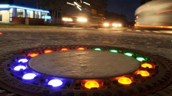 Bunte LED-Lichter in einem Gullydeckel in einem Verkehrskreisel im niedersächsischen Wallenhorst. Kosten: Rund 10 000 Euro. F