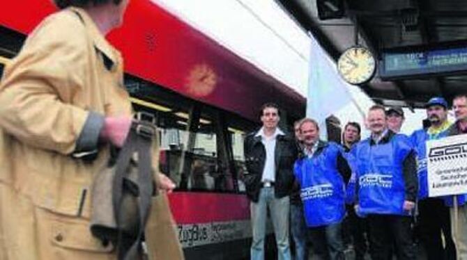 Der Streik: In Tübingen werben Lokführer für ihre Positionen. GEA-FOTO: SCHREIER