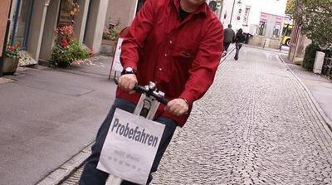 Flott unterwegs und mit Kurs aufs nächste Metzgerstraßenfest: Manfred Iwanek auf einem Segway.  FOTO: JIROSCH