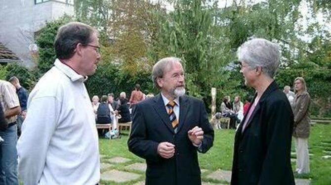 Bürgermeister Rudolf Heß im Gespräch mit den Festrednern im Klostergarten: Die Literaturwissenschaftlerin Dr. Barbara Wiedemann