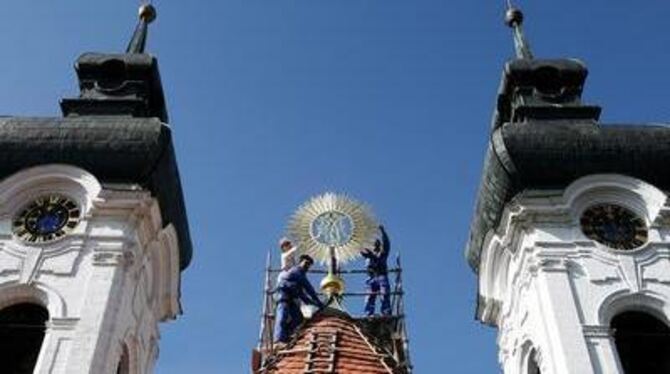 Der Chor des Zwiefalter Münsters hat seit gestern seinen goldenen Strahlenkranz wieder. FOTO: WARNACK