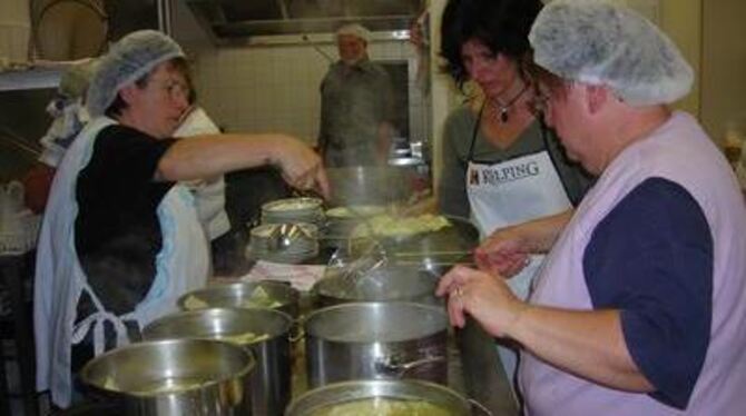 Dampfende Spezialitäten für eine gute Sache: das Maultaschenessen der Kolpingfamilie zugunsten der Leprahilfe. FOTO: MOCKLER