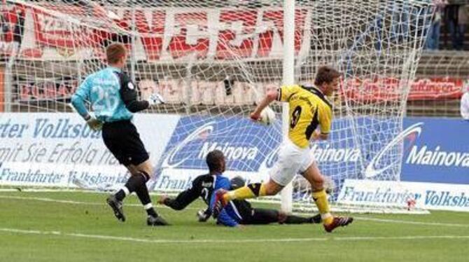 Torhüter Florian Schürenberg und Andre Laurito haben das Nachsehen, der SSVler Christian Haas staubt zum 2:2 ab.  FOTO: AVANTIME