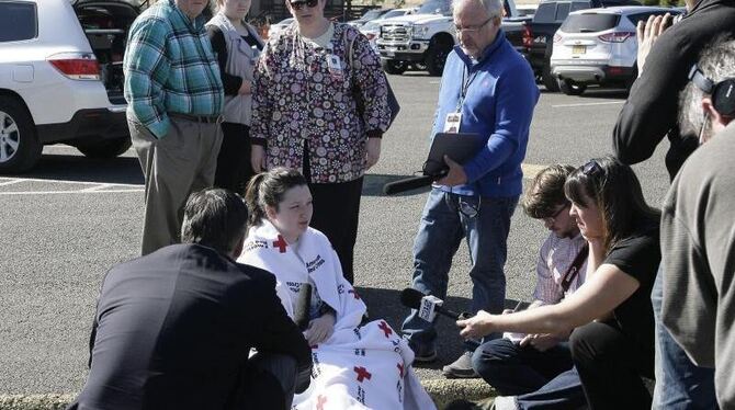 Eine Überlebende des Amoklaufs von Roseburg im Gespräch mit Reportern. Foto: Gary Breedlove