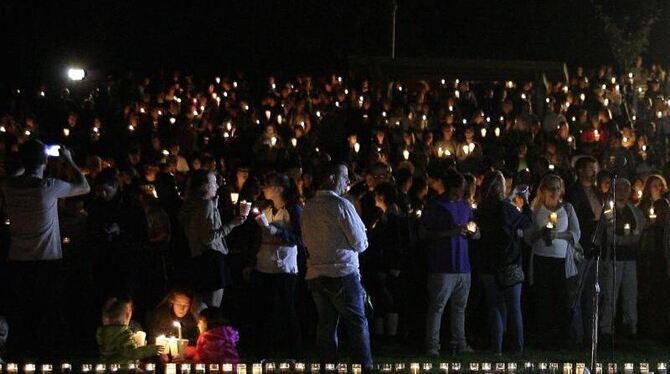 Trauernde haben sich in Roseburg zu einer Mahnwache versammelt. Foto: Gary Breedlove