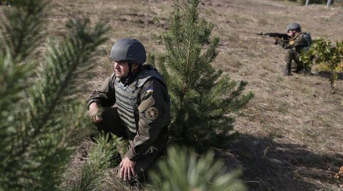 Ein Soldat der Regierungstruppen. In der Ostukraine werden Waffen aus der Konfliktzone gebracht. Foto: Roman Pilipey