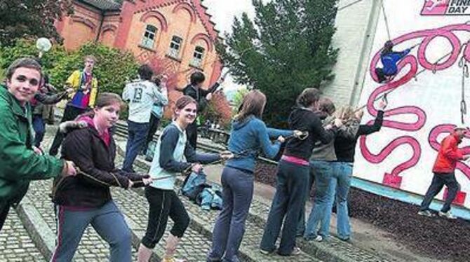 Vergnügte Seilschaften bilden und an einem Strang ziehen: Der Sports-Finder-Day machte es gestern möglich. Den Kepler-Gymnasiast