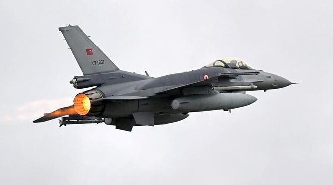 Kampfflugzeug der türkischen Luftwaffe vom Typ F-16. Die Türkei hat an der Grenze zu Syrien einen russischen Kampfjet abgefan