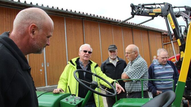 Bäume schneiden, Wiesen mähen, Traktor fahren: Das ist Männersache. Die Truppe von der Schuppenanlage im Gomaringer Gewann Birken ist eine verschworene Gemeinschaft.Reinwald Rein, der »Schuppen-Schultes«: Seit zehn Jahren organisiert der gebürtige Öschinger den Betrieb. GEA-FOTOS: FÖRDER