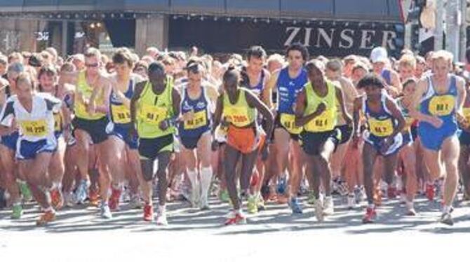 Massenstart beim Tübinger Stadtlauf mit 10000-m-Europameister Jan Fitschen (ganz rechts), daneben Lokalmatador Filmon Ghirmai. G