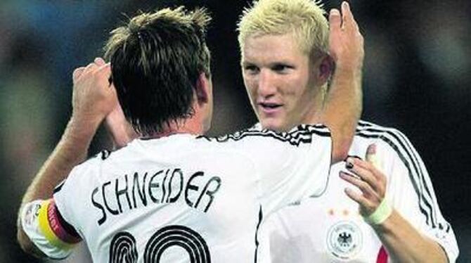 Zeigte Köpfchen: Kapitän Bernd Schneider traf zum 1:1-Ausgleich, Bastian Schweinsteiger gratuliert. 
FOTO: DPA