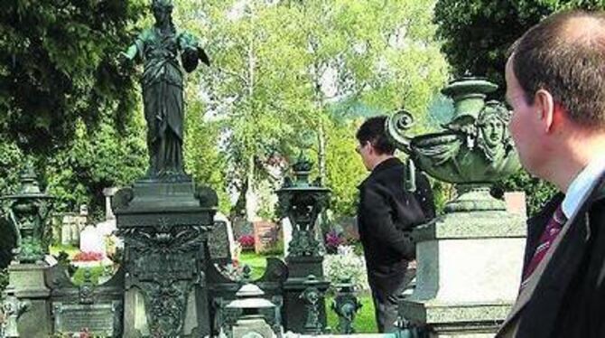 Martin Fink (rechts) wusste interessante Details über die Gräber auf dem Pfullinger Friedhof.  
FOTO: KABLAOUI