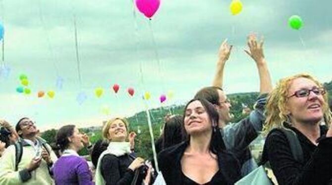 Ausgelassene Stimmung beim Abschied auf dem Tübinger Österberg: Teilnehmer der Sommerkurse beim Luftballonstart. 
FOTO: SCHREIER