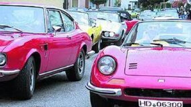 Elegantes Design und starke Motoren: 25 Fiat Dinos starteten von Erpfingen aus zu einer Rundfahrt über die Alb. 
FOTO: MOTZKE