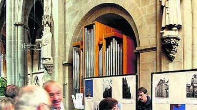 Fotoamateure sehen die Türme der Marienkirche: Die Aufnahmen sind bis Ende September im Chorraum zu besichtigen. 
GEA-FOTO: HD